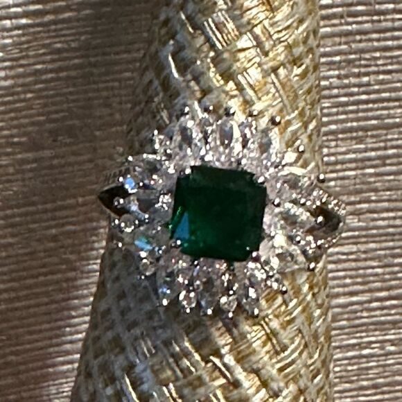 HURRY⭐️NEW⭐️ HUGE GREEN GEMSTONE RING LAB CREATED EMERALD WHITE CZ SQUARE BLING - Picture 11 of 11